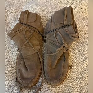 Ugg Reid women’s 9 suede braided moccasin bootie